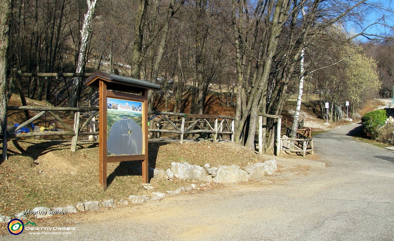 01 Si parte dal parco giochi della Canale, mi infilo sulla stradina a destra oltrepassando i cartelli....JPG